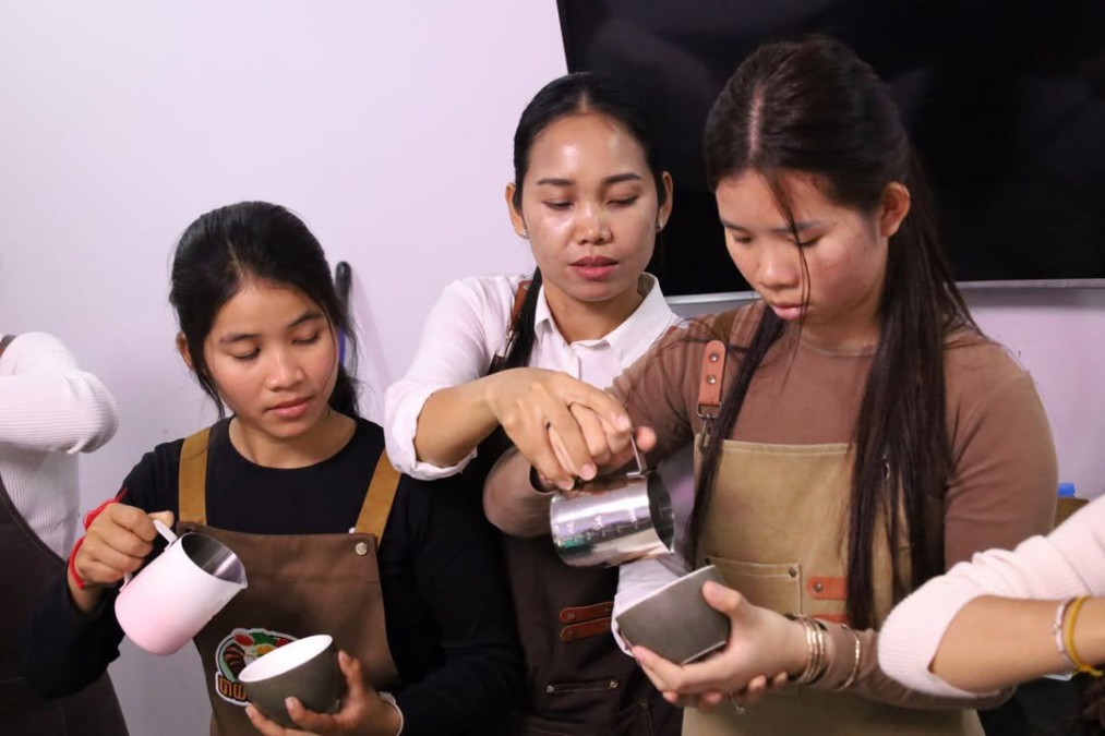 The Banteay Meanchey Provincial Department of Tourism, funded by Swisscontact, has successfully concluded the Barista Training Course.