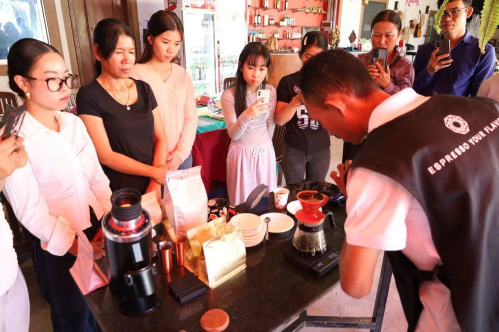 The Banteay Meanchey Provincial Department of Tourism, funded by Swisscontact, has successfully concluded the Barista Training Course.