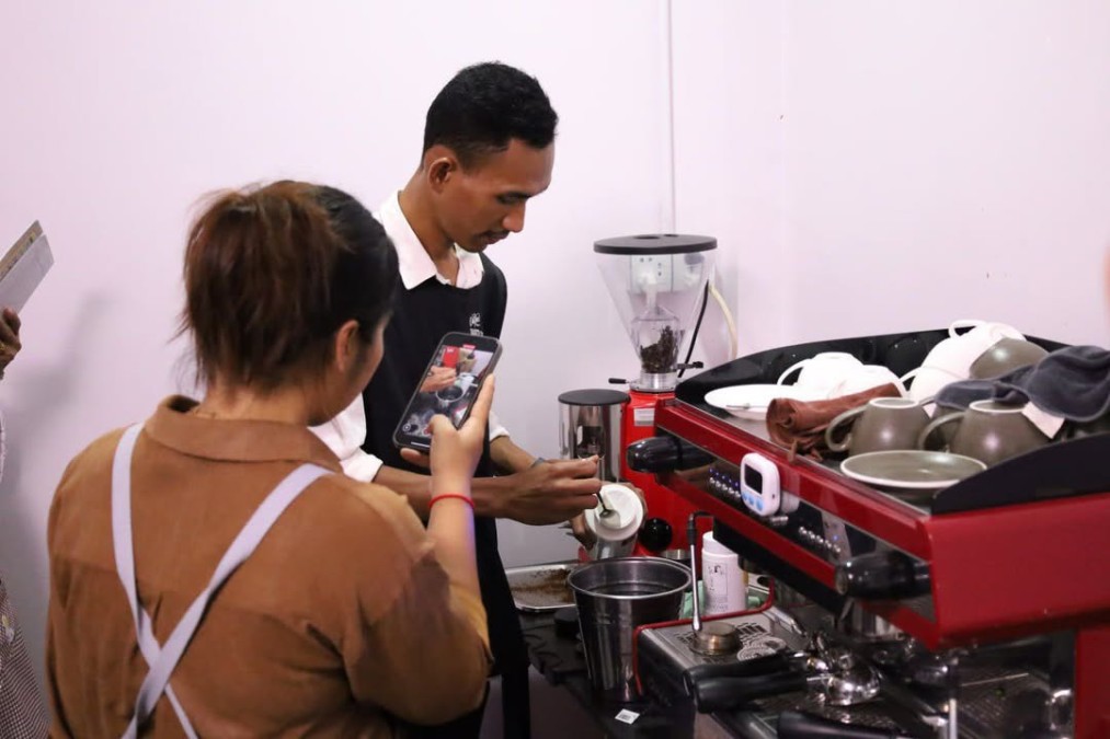 The Banteay Meanchey Provincial Department of Tourism, funded by Swisscontact, has successfully concluded the Barista Training Course.