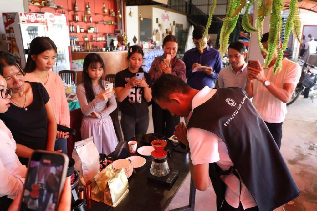 The Banteay Meanchey Provincial Department of Tourism, funded by Swisscontact, has successfully concluded the Barista Training Course.