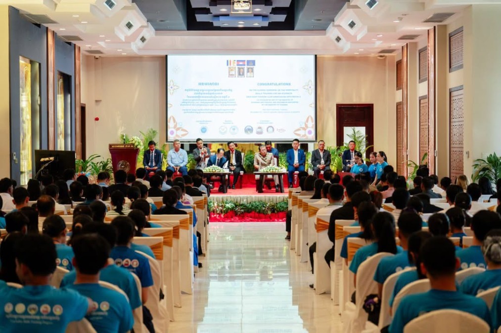 The Ministry of Tourism, in collaboration with the Siem Reap Provincial Tourism Club Association, the Skills Development Fund, and the private sector, has trained 200 newly qualified tourism professionals in Siem Reap Province.