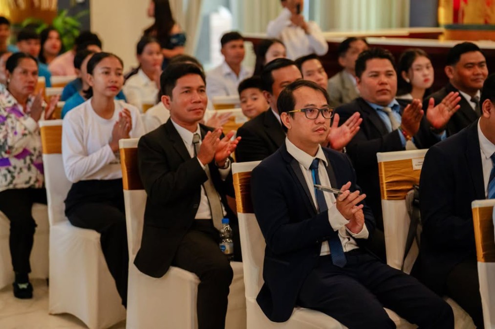 The Ministry of Tourism, in collaboration with the Siem Reap Provincial Tourism Club Association, the Skills Development Fund, and the private sector, has trained 200 newly qualified tourism professionals in Siem Reap Province.