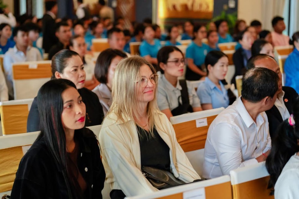 The Ministry of Tourism, in collaboration with the Siem Reap Provincial Tourism Club Association, the Skills Development Fund, and the private sector, has trained 200 newly qualified tourism professionals in Siem Reap Province.