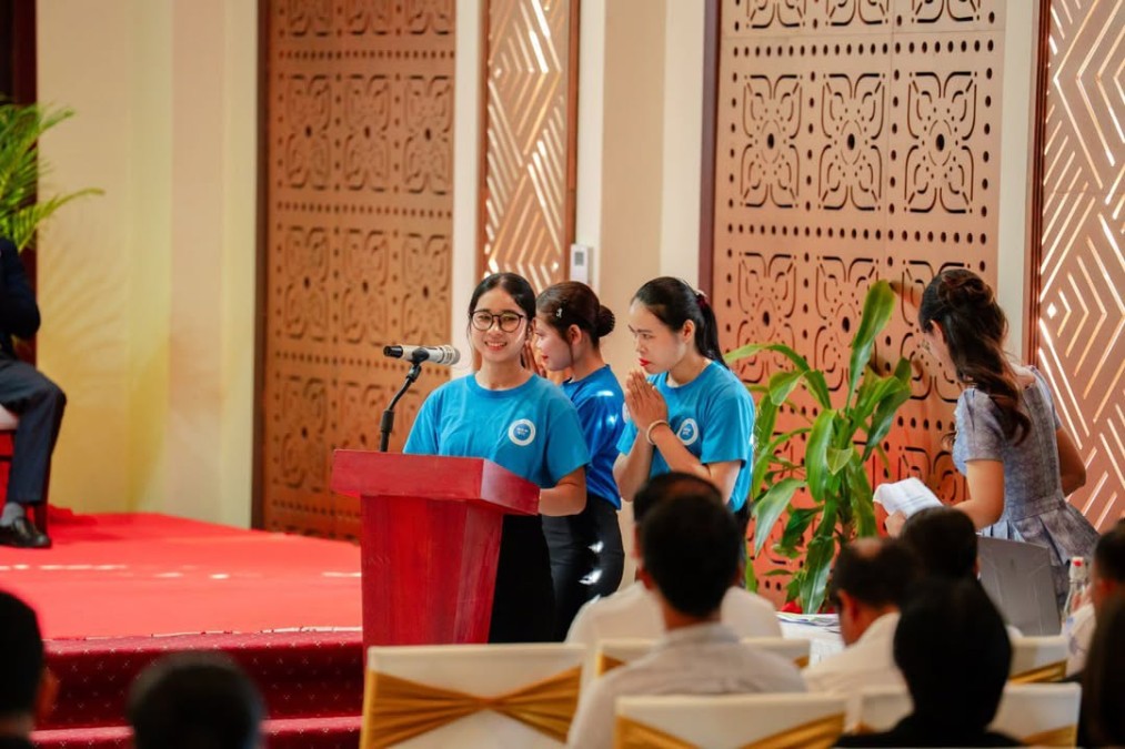 The Ministry of Tourism, in collaboration with the Siem Reap Provincial Tourism Club Association, the Skills Development Fund, and the private sector, has trained 200 newly qualified tourism professionals in Siem Reap Province.