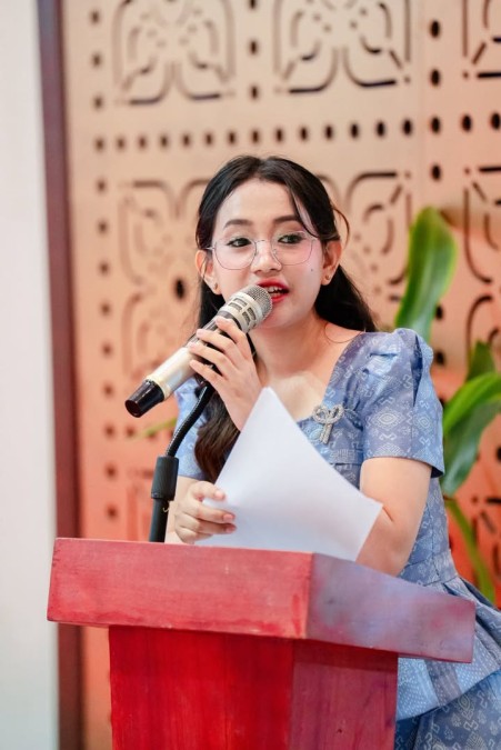 The Ministry of Tourism, in collaboration with the Siem Reap Provincial Tourism Club Association, the Skills Development Fund, and the private sector, has trained 200 newly qualified tourism professionals in Siem Reap Province.