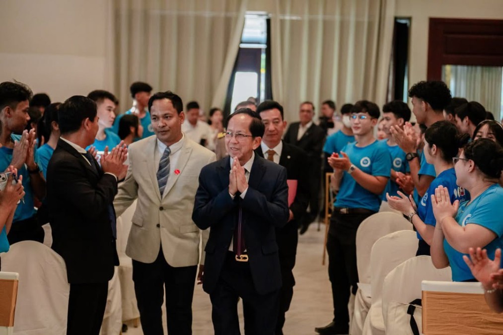 The Ministry of Tourism, in collaboration with the Siem Reap Provincial Tourism Club Association, the Skills Development Fund, and the private sector, has trained 200 newly qualified tourism professionals in Siem Reap Province.