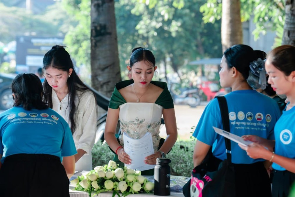 The Ministry of Tourism, in collaboration with the Siem Reap Provincial Tourism Club Association, the Skills Development Fund, and the private sector, has trained 200 newly qualified tourism professionals in Siem Reap Province.