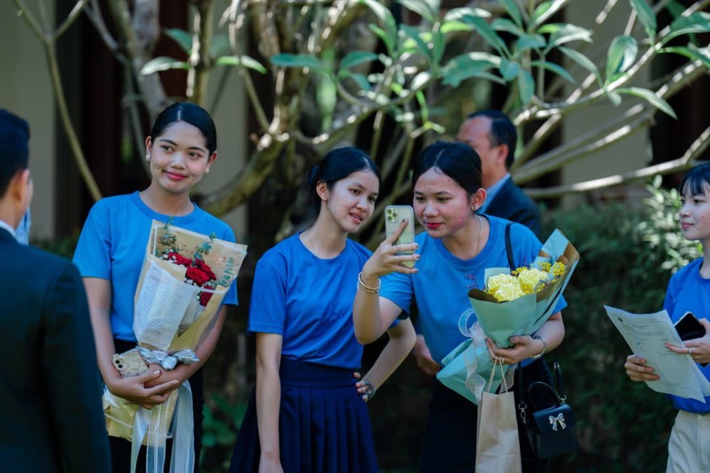 The Ministry of Tourism, in collaboration with the Siem Reap Provincial Tourism Club Association, the Skills Development Fund, and the private sector, has trained 200 newly qualified tourism professionals in Siem Reap Province.