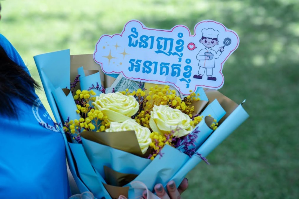 The Ministry of Tourism, in collaboration with the Siem Reap Provincial Tourism Club Association, the Skills Development Fund, and the private sector, has trained 200 newly qualified tourism professionals in Siem Reap Province.